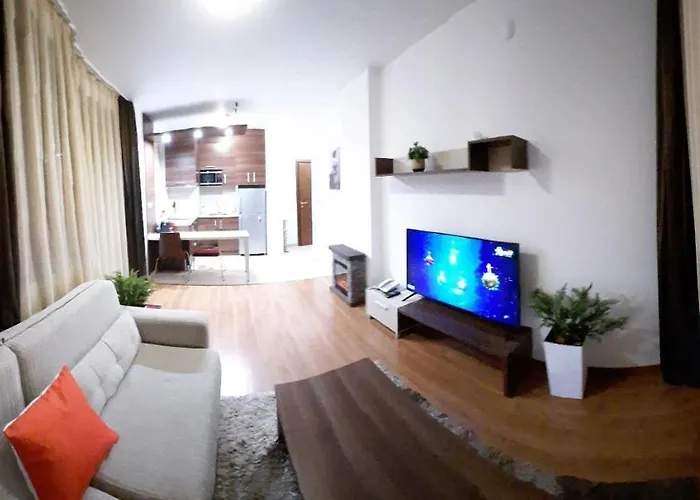 Ξενοδοχείο με διαμερίσματα 500м. от лифта сладък дом в белведере комплекс 4*