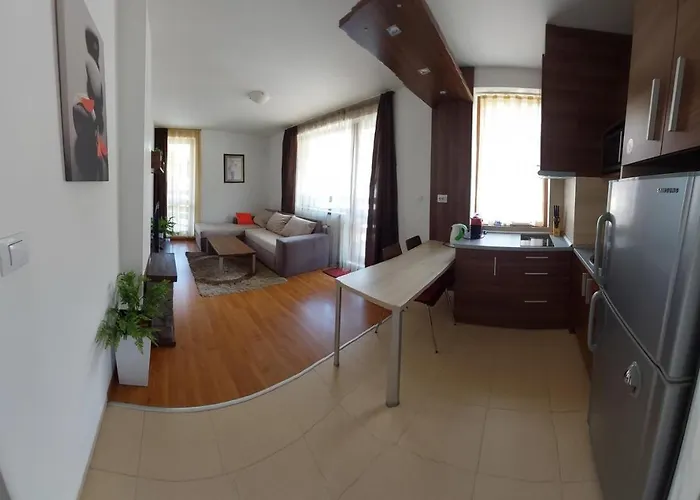 Ξενοδοχείο με διαμερίσματα 500м. от лифта сладък дом в белведере комплекс 4*